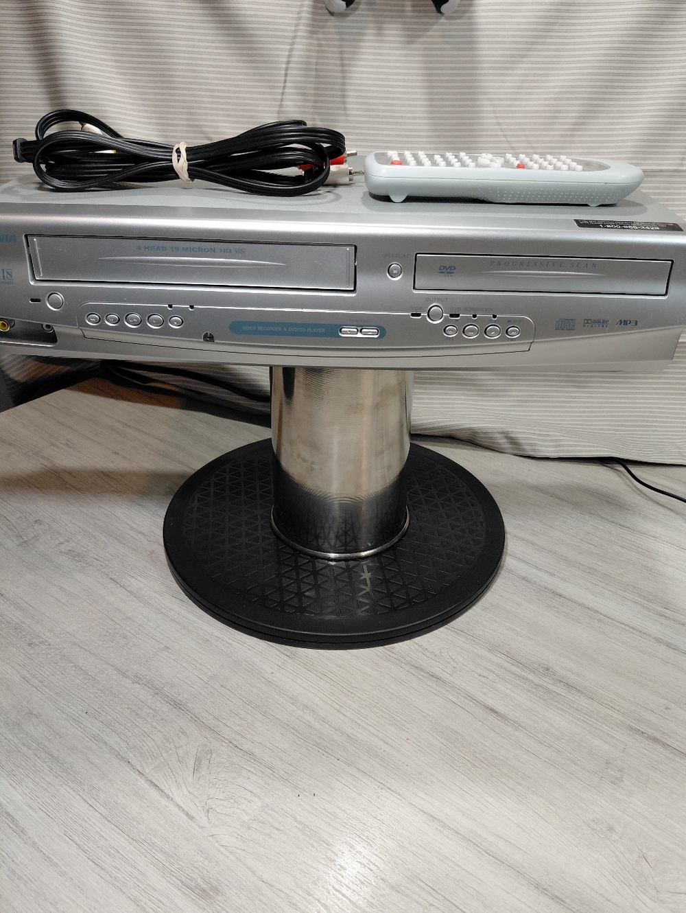 Sylvania Silver DVD-VCR Combo Player with Remote Model #DV220 SL8 MFG DATE 04 07